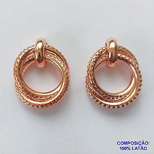 BRINCO NO BRUTO PRONTO PARA O BANHO - BRINCO DE PINO COM ARGOLAS VAZADAS ENTRELAÇADAS - COMPOSIÇÃO: 100% LATÃO - TAMANHO 35MM - PESO TOTAL 10,9GR - BRU12862