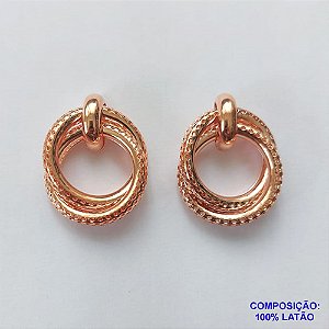 BRINCO NO BRUTO PRONTO PARA O BANHO - BRINCO DE PINO COM ARGOLAS VAZADAS ENTRELAÇADAS - COMPOSIÇÃO: 100% LATÃO - TAMANHO 33MM - PESO TOTAL 9,8GR - BRU12863