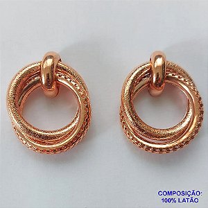 BRINCO NO BRUTO PRONTO PARA O BANHO - BRINCO DE PINO COM 2 ARGOLAS  UMA LISA E OUTRA VAZADA - COMPOSIÇÃO: 100% LATÃO - TAMANHO 38MM - PESO TOTAL 11,6GR - BRU12870
