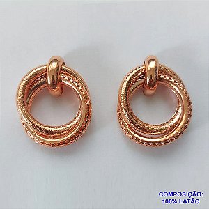 BRINCO NO BRUTO PRONTO PARA O BANHO - BRINCO DE PINO COM 2 ARGOLAS  UMA LISA E OUTRA VAZADA - COMPOSIÇÃO: 100% LATÃO - TAMANHO 35MM - PESO TOTAL 10,4GR - BRU12871