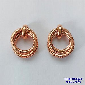 BRINCO NO BRUTO PRONTO PARA O BANHO - BRINCO DE PINO COM 2 ARGOLAS  UMA LISA E OUTRA VAZADA - COMPOSIÇÃO: 100% LATÃO - TAMANHO 32MM - PESO TOTAL 10GR - BRU12872