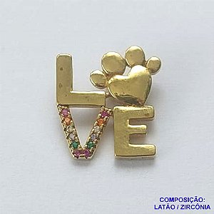 PINGENTE NO BRUTO PRONTO PARA O BANHO CX27) - PINGENTE LOVE COM PATINHAS CRAVEJADO EM MICROS ZIRCÔNIAS COLORIDAS (PX000173) - COMPOSIÇÃO: LATÃO / ZIRCÔNIA - TAMANHO 14X15MM - PESO TOTAL 1,4GR - BRU12890