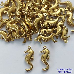 ACESSÓRIO NO BRUTO PRONTO PARA O BANHO (CX37) - ACESSÓRIO CAVALO MARINHO DUPLO 10X26MM (E451) - PESO: 1,2GR - COMPOSIÇÃO: 100% LATÃO - BRU0002381