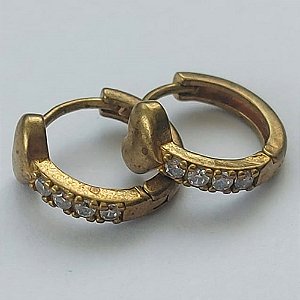 BRINCO NO BRUTO PRONTO PARA O BANHO (CX42) - BRINCO ARGOLA COM CORAÇÃO COM UMA FILEIRA EM MICROS ZIRCÔNIAS - COMPOSIÇÃO: LATÃO / ZIRCÔNIA - TAMANHO 14MM - PESO TOTAL 2,1GR - BRU13062