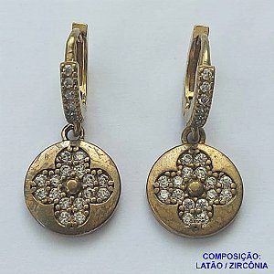 BRINCO NO BRUTO PRONTO PARA O BANHO (CX39) - BRINCO ARGOLA COM UMA FILEIRA EM MICROS ZIRCÔNIAS E PINGENTE REDONDO CRAVEJADO - COMPOSIÇÃO: LATÃO / ZIRCÔNIA - TAMANHO 26MM - PESO TOTAL 3GR - BRU13063