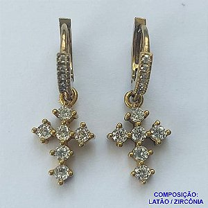 BRINCO NO BRUTO PRONTO PARA O BANHO(CX43)- BRINCO ARGOLA COM UMA FILEIRA EM MICROS ZIRCÔNIAS E PINGENTE CRUCIFIXO CRAVEJADO - COMPOSIÇÃO: LATÃO / ZIRCÔNIA - TAMANHO 27MM - PESO TOTAL 3GR - BRU13064