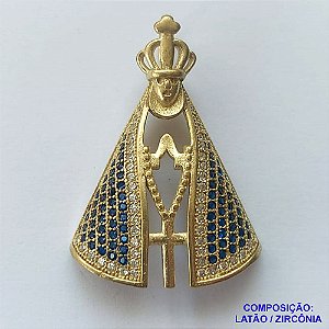PINGENTE NO BRUTO PRONTO PARA O BANHO(CX39) - PINGENTE NOSSA SRA APARECIDA CRAVEJADA COM MICRO ZIRCONIAS CRISTAIS E AZUIS - COMPOSIÇÃO: LATÃO / ZIRCÔNIA - TAMANHO 23X32MM - PESO TOTAL 4GR - BRU13066