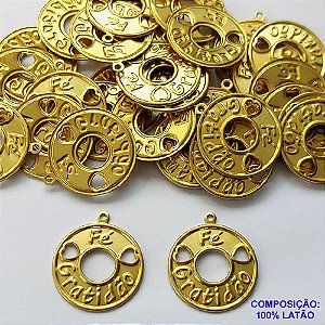 ACESSÓRIO NO BRUTO PRONTO PARA O BANHO (CX41) - (E3151) PINGENTE REDONDO COM CORAÇÃO VAZADO PALAVRAS FÉ E GRATIDÃO 20MM - PESO TOTAL 1GR - COMPOSIÇÃO: 100% LATÃO - BRU0002448