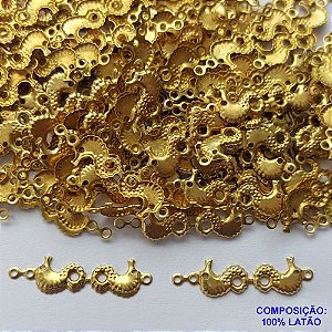 ACESSÓRIO NO BRUTO PRONTO PARA O BANHO (CX41) - (E2274) PINGENTE CAVALO MARINHO DUPLO 11MM - PESO TOTAL 0,2GR - COMPOSIÇÃO: 100% LATÃO - BRU0002450