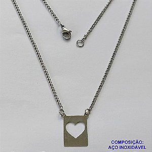 GARGANTILHA EM AÇO INOXIDÁVEL - (AÇO01) GARGANTILHA COM PINGENTE RETANGULAR  COM CORAÇÃO VAZADO - TAMANHO 50CM - FECHO LAGOSTA - COMPOSIÇÃO: AÇO INOXIDÁVEL - AÇO1133
