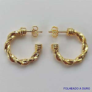 BRINCO FOLHEADO A OURO - BANHADO COM 5 MILÉSIMOS + VERNIZ DIAMOND - (ARD6508) BRINCO DE ARGOLA TORCIDA 2,5X18MM - OURO057