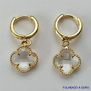 BRINCO FOLHEADO A OURO - BANHADO COM 5 MILÉSIMOS + VERNIZ DIAMOND - (BA989D) BRINCO ARGOLINHA DE PRESSÃO COM TREVO TIPO VAN CLEFF EM VIDRO CRISTAL 10MM - OURO058