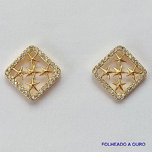 BRINCO FOLHEADO A OURO - BANHADO COM 5 MILÉSIMOS + VERNIZ DIAMOND - (BR67)) BRINCO DE PINO QUADRADO CRAVEJADO EM MICROS ZIRCÔNIAS COM ESTRELAS 11MM - OURO062