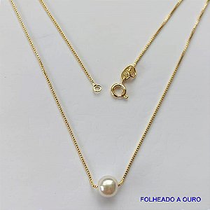 GARGANTILHA FOLHEADA A OURO - BANHADO COM 5 MILÉSIMOS + VERNIZ DIAMOND - (GSD12) CORRENTE VENEZIANA 45CM COM PINGENTE PÉROLA 7MM FECHO REDONDO - OURO063