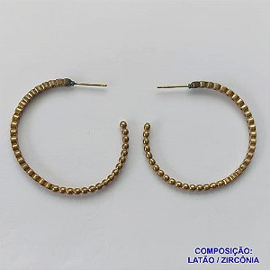 BRINCO NO BRUTO PRONTO PARA O BANHO(CX42) - BRINCO DE ARGOLA CRAVEJADO COM MICRO ZIRCONIAS CRISTAIS - COMPOSIÇÃO: LATÃO / ZIRCÔNIA - TAMANHO 40MM - PESO TOTAL 6,5GR - BRU13114