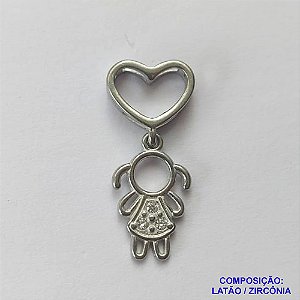 PINGENTE NO BRUTO PRONTO PARA O BANHO(CX41) - PINGENTE CORAÇÃO VAZADO COM MENINA COM MICROS ZIRCÔNIAS 24MM - PESO 0,6GR - BRU13121