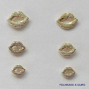 BRINCO FOLHEADO A OURO - BANHADO COM 5 MILÉSIMOS + VERNIZ DIAMOND - (BRT034D) BRINCO DE TRIO DESENHO BOCA - OURO067