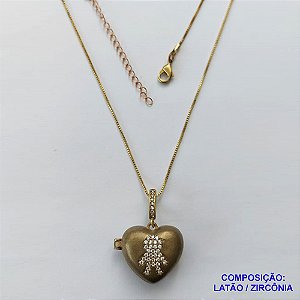 RELICÁRIO NO BRUTO PRONTO PARA O BANHO (CX35) - RELICÁRIO CORAÇÃO COM MENINO CRAVEJADO EM MICROS ZIRCÔNIAS 18X20MM COM CORRENTE VENEZIANA 45CM + EXTENSOR E FECHO LAGOSTA - COMPOSIÇÃO: LATÃO / ZIRCÔNIA - PESO TOTAL 9,8GR - BRU13161