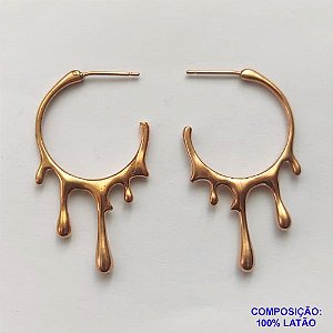 BRINCO NO BRUTO PRONTO PARA O BANHO (CX43) - BRINCO DE PINO ARGOLA GOTA ESCORRIDA - TAMANHO: 25X43MM - ESPESSURA: 3MM - COMPOSIÇÃO: 100% LATÃO - PESO TOTAL 7GR - BRU13168