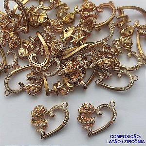 PINGENTE NO BRUTO PRONTO PARA O BANHO(CX45) - PINGENTE CORAÇÃO COM FLOR CRAVEJADO COM MICRO ZIRCONIAS - COMPOSIÇÃO: LATÃO / ZIRCÔNIA - TAMANHO 17X20MM - PESO TOTAL 2,3GR - BRU13175
