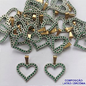 PINGENTE NO BRUTO PRONTO PARA O BANHO - PINGENTE CORAÇÃO VAZADO CRAVEJADO COM MICROS ZIRCÔNIAS VERDE ESMERALDA - (ALTA FUSÃO) TAMANHO 17MM - PESO 1,1GR (MAD) - BRU13181