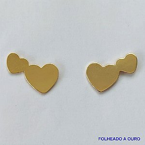 BRINCO FOLHEADO A OURO - BANHADO COM 5 MILÉSIMOS + VERNIZ DIAMOND - (BRJ3061) BRINCO DE PINO COM DOIS CORAÇÕES 10X18MM - OURO080