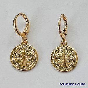 BRINCO FOLHEADO A OURO - BANHADO COM 5 MILÉSIMOS + VERNIZ DIAMOND - (BA614ZD) BRINCO ARGOLINHA DE PRESSÃO PINGENTE SÃO BENTO 13MM - OURO083
