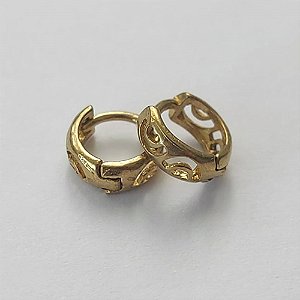 BRINCO NO BRUTO PRONTO PARA O BANHO (CX47)- BRINCO ARGOLA COM DETALHES VAZADOS 8MM - LARGURA: 3MM - PESO: 0,9GR - COMPOSIÇÃO: 100% LATÃO - BRU13203