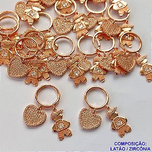 PINGENTE NO BRUTO PRONTO PARA O BANHO (CX46)- PINGENTE MENINO COM CORAÇÃO CRAVEJADOS EM MICROS ZIRCÔNIAS - TAMANHO: 23X28MM - PESO 4,5GR - BRU13216
