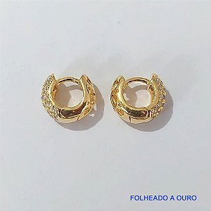 BRINCO FOLHEADO A OURO - BANHADO COM 5 MILÉSIMOS + VERNIZ DIAMOND - (AR26) BRINCO DE ARGOLA COM TRAVA COM MICRO ZIRCÔNIAS CRAVEJADAS 12MM - OURO100