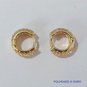 BRINCO FOLHEADO A OURO - BANHADO COM 5 MILÉSIMOS + VERNIZ DIAMOND - (AR24) BRINCO DE ARGOLA COM TRAVA COM MICRO ZIRCÔNIAS CRAVEJADAS 12MM - OURO101