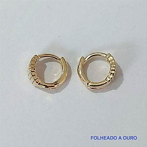 BRINCO FOLHEADO A OURO - BANHADO COM 5 MILÉSIMOS + VERNIZ DIAMOND - (BA540ZD) BRINCO DE ARGOLA COM TRAVA DESENHADO 9MM - OURO104