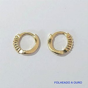 BRINCO FOLHEADO A OURO - BANHADO COM 5 MILÉSIMOS + VERNIZ DIAMOND - (BA876D) BRINCO DE ARGOLA COM TRAVA DESENHADO 10MM - OURO105