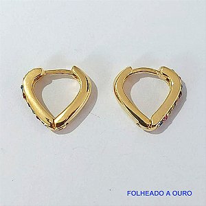BRINCO FOLHEADO A OURO - BANHADO COM 5 MILÉSIMOS + VERNIZ DIAMOND - (BA156ZD) BRINCO DE ARGOLA FORMATO CORAÇÃO CRAVEJADO COM MICRO ZIRCÔNIAS COLORIDAS 16MM - OURO108