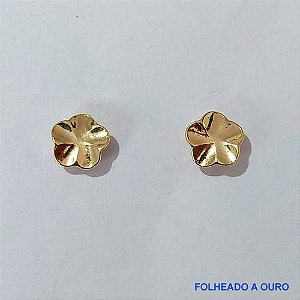 BRINCO FOLHEADO A OURO - BANHADO COM 5 MILÉSIMOS + VERNIZ DIAMOND - (BR1488ZD) BRINCO DE PINO TREVO TEXTURA ORGÂNICA 6MM - OURO171