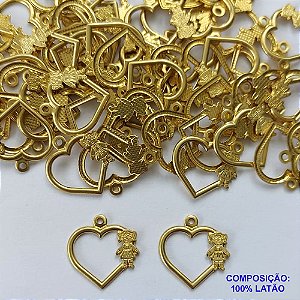 ACESSÓRIO NO BRUTO PRONTO PARA O BANHO - PINGENTE CORAÇÃO VAZADO COM MENINA 15MM - COMPOSIÇÃO: 100% LATÃO - PESO TOTAL 0,6GR - BRU0002586
