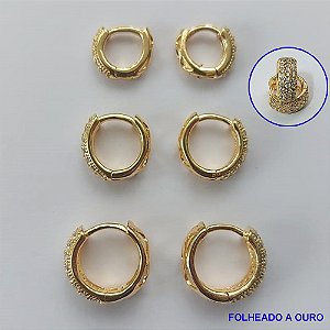 BRINCO FOLHEADO A OURO - BANHADO COM 5 MILÉSIMOS + VERNIZ DIAMOND - (BRT074D) BRINCO DE TRIO ARGOLA CRAVEJADO EM MICROS ZIRCÔNIAS 9/11/13MM - OURO174