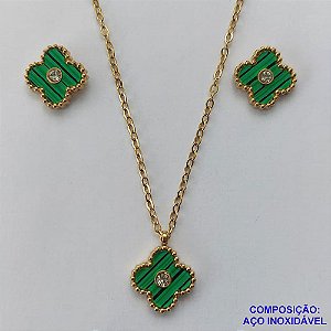 CONJUNTO EM AÇO INOXIDÁVEL(CX55) - CONJUNTO EM AÇO INOXIDÁVEL DOURADO COM PINGENTES TIPO VAN CLEEF VERDE 13MM - TAMANHO: 45CM + EXTENSOR - FECHO LAGOSTA - COMPOSIÇÃO: AÇO INOXIDÁVEL - GARANTIA 06 MESES - AÇO1260