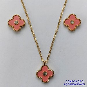 CONJUNTO EM AÇO INOXIDÁVEL(CX77) - CONJUNTO EM AÇO INOXIDÁVEL DOURADO COM PINGENTES TIPO VAN CLEEF ROSA 13MM - TAMANHO: 45CM + EXTENSOR - FECHO LAGOSTA - COMPOSIÇÃO: AÇO INOXIDÁVEL - GARANTIA 06 MESES - AÇO1262