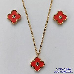 CONJUNTO EM AÇO INOXIDÁVEL(CX57) - CONJUNTO EM AÇO INOXIDÁVEL DOURADO COM PINGENTES TIPO VAN CLEEF VERMELHO 13MM - TAMANHO: 45CM + EXTENSOR - FECHO LAGOSTA - COMPOSIÇÃO: AÇO INOXIDÁVEL - GARANTIA 06 MESES - AÇO1263