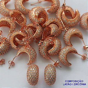 BRINCO NO BRUTO PRONTO PARA O BANHO(CX55)- BRINCO DE PINO ARGOLA CRAVEJADO EM MICROS ZIRCÔNIAS 9X16MM - COMPOSIÇÃO: LATÃO / ZIRCÔNIA - PESO TOTAL 6GR - BRU13369