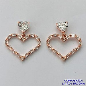 BRINCO NO BRUTO PRONTO PARA O BANHO(CX55)- BRINCO DE PINO CORAÇÃO VAZADO CRAVEJADO EM MICROS ZIRCÔNIAS 21X25MM - COMPOSIÇÃO: LATÃO / ZIRCÔNIA - PESO TOTAL 5,6GR - BRU13370