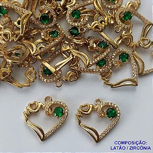 PINGENTE NO BRUTO PRONTO PARA O BANHO(CX78) - PINGENTE CORAÇÃO VAZADO CRAVEJADO EM MICROS ZIRCÔNIAS E PEDRA EM ZIRCÔNIA VERDE 16X18MM - COMPOSIÇÃO: LATÃO / ZIRCÔNIA - PESO TOTAL 1,2GR - BRU13377