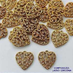 PINGENTE NO BRUTO PRONTO PARA O BANHO(CX56) - PINGENTE CORAÇÃO DETALHES VAZADOS CRAVEJADO EM MICROS ZIRCÔNIAS 17X18MM - COMPOSIÇÃO: LATÃO / ZIRCÔNIA - PESO TOTAL 1,8GR - BRU13383