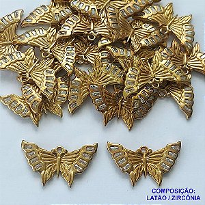 PINGENTE NO BRUTO PRONTO PARA O BANHO(CX56) - PINGENTE BORBOLETA CRAVEJADO EM ZIRCÔNIAS 14X25MM - COMPOSIÇÃO: LATÃO / ZIRCÔNIA - PESO TOTAL 2,4GR - BRU13384