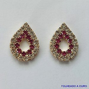 BRINCO FOLHEADO A OURO - BANHADO COM 5 MILÉSIMOS + VERNIZ DIAMOND - BRINCO DE PINO ESTILO GOTA VAZADA CRAVEJADA EM MICROS ZIRCÔNIAS CRISTAIS E ROSAS 13X17MM OURO121