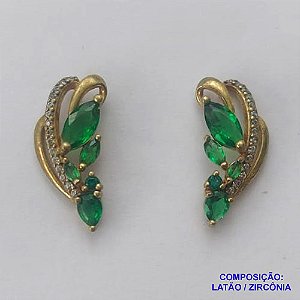 BRINCO NO BRUTO PRONTO PARA O BANHO(CX80) - (BX001870 C129) BRINCO COM DETALHES VAZADOS CRAVEJADOS EM MICROS ZIRCÔNIAS CRISTAIS E VERDES 9X18MM - PESO TOTAL 2GR - BRU13399