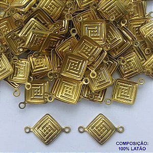 ACESSÓRIO NO BRUTO PRONTO PARA O BANHO(CX80) - (1589) PINGENTE LOSANGO LABIRINTO COM DUAS ARGOLAS12MM - COMPOSIÇÃO: 100% LATÃO - PESO 0,4GR - BRU0002656