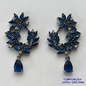 BRINCO NO BRUTO PRONTO BANHO(CX80) - BRINCO DE PINO COM FLORES CRAVEJADA EM ZIRCÔNIAS AZUIS E CRISTAIS 19X34MM - PESO TOTAL 6GR - BRU13414