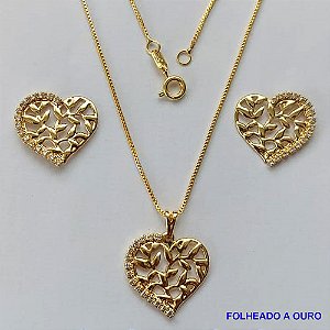 CONJUNTO FOLHEADO A OURO - BANHADO COM 5 MILÉSIMOS + VERNIZ DIAMOND - (CJA747) CONJUNTO COM CORRENTE VENEZIANA 45CM E PINGENTES CORAÇÃO VAZADO CRAVEJADO EM MICROS ZIRCÔNIAS 19MM - FECHO REDONDO - OURO192